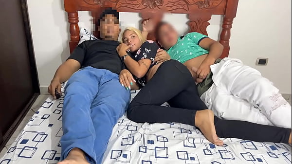 Download Video - Noche de Pelicula junto a mi Mejor Amigo y su Hermosa Novia NTR Me Cojo a la Novia