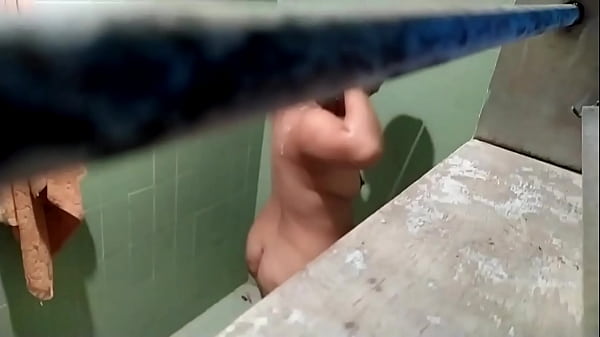 Deisyyeraldine - Grabó con cámara escondida a mi hermanastra mientras se ducha