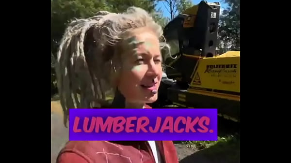 We’re here next to the forest, cooking up some food with our transforming Jeep! ???What’s your go-to camping...