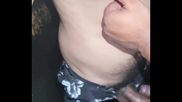 Grande urso hetero gozou na boca do boy desconh...