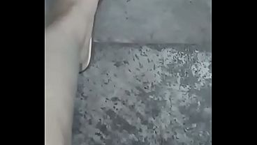 GretaLa - senza slip davanti il giardiniere