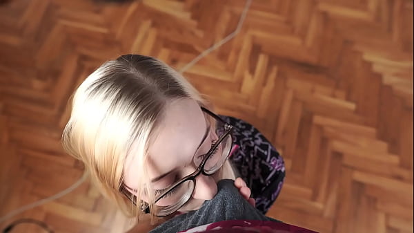 I became a fan of a girl on site and she showed up to thank for it by giving a blowjob and facial