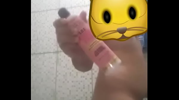 Urso enfiando shampoo no cu