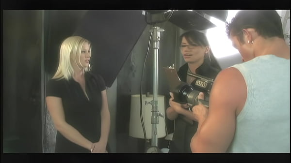 Eva Angelina, brunette aux gros seins avec des lunettes, re&ccedil;oit un soin du visage