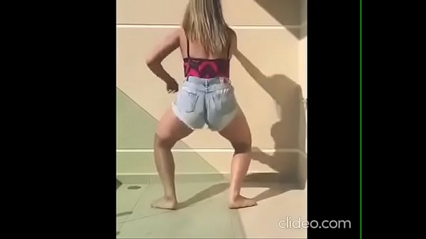 Shortinho enfiado na bunda enorme