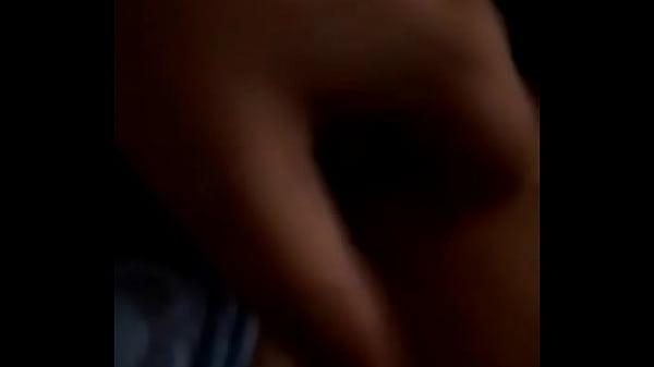 Gostosa colocando a calcinha de lado no escuro