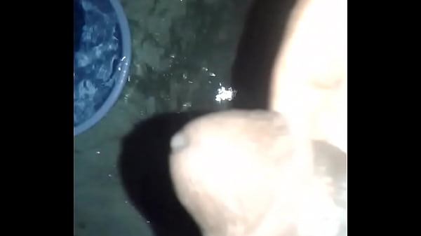 Garçon Se Baignant Jouer Avec Une Bite