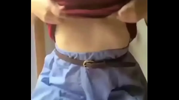 Novinha safada mostrando os peitos