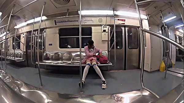 Download Video - Me vio exhibiendome en el metro con putifalda&comma; asi que me pidio que le hiciera una chaquetita CRUSHING REAL EN EL METRO&comma; masturbando a un desconocido