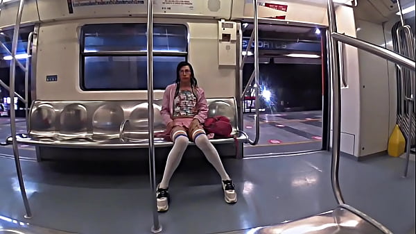 Me vio exhibiendome en el metro con putifalda, ...