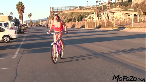 Lisa Ann et sa belle-fille Gabriella Paltrova partagent une grosse bite