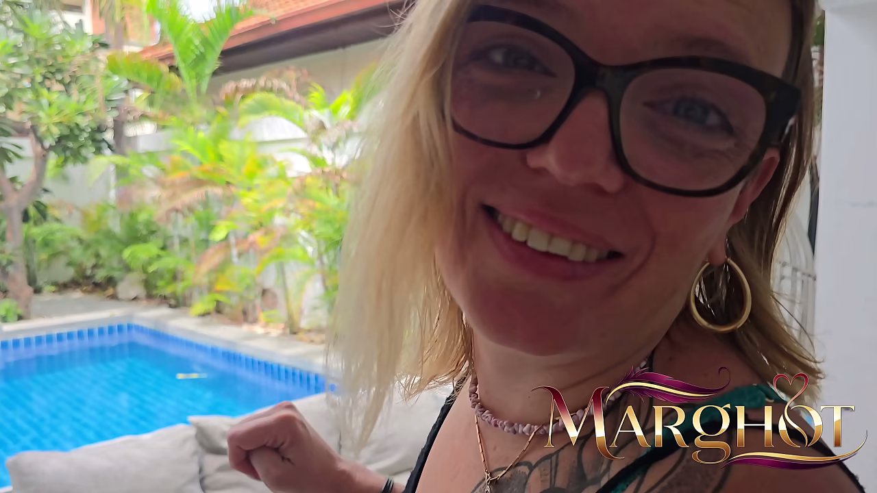Pattaya Villa Poolside : Je Bouffe le Cul de Mon Mec, Il Me D&eacute_monte la Bouche &amp_ la Chatte, Mega Squirt et &Eacute_norme Facial qui Me Fait Gicler Encore Plus