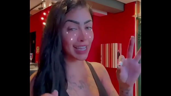 Mirella rebolando nos stories