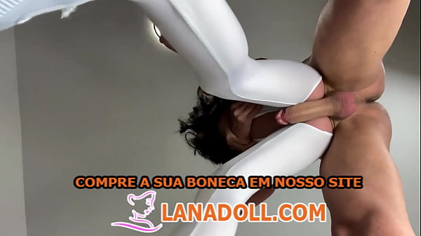 Comedor dotado comeu o cu da boneca e gozou dentro
