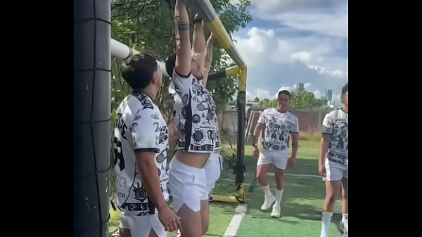 Equipo de futbol, con ayuda del sol, las cheves...