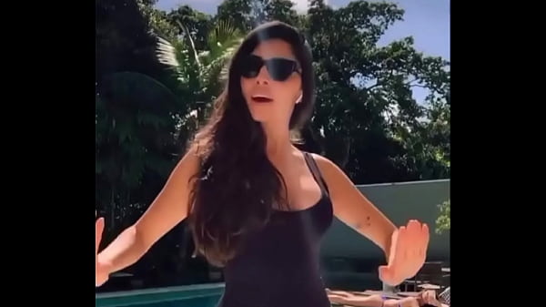 BUCETUDA QUERENDO PAU