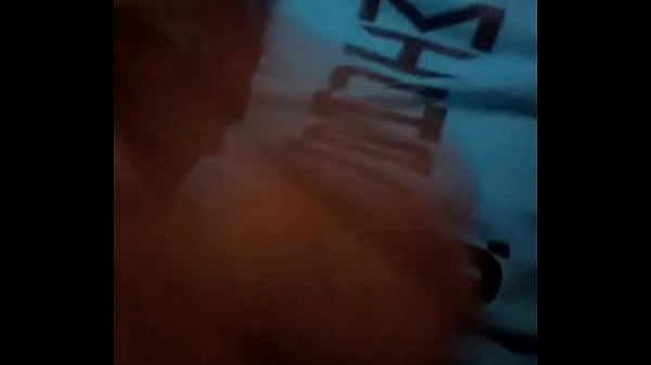 joven se masturba asta correrse