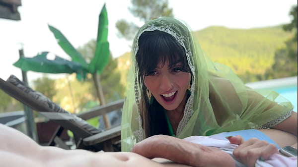 I fuck a Stranger in the Pool - Aaliyah Yasin 60 sec