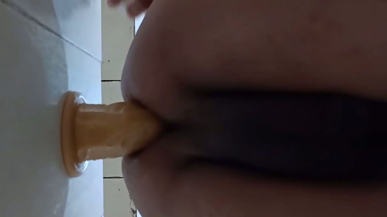 Con mi nuevo favorito cabez&oacute_n, en la regadera, me coje muy duro y hace que mi peque&ntilde_o pene est&eacute_ todo el tiempo segregando l&iacute_quidos y s&eacute_men de tanta excitaci&oacute_n