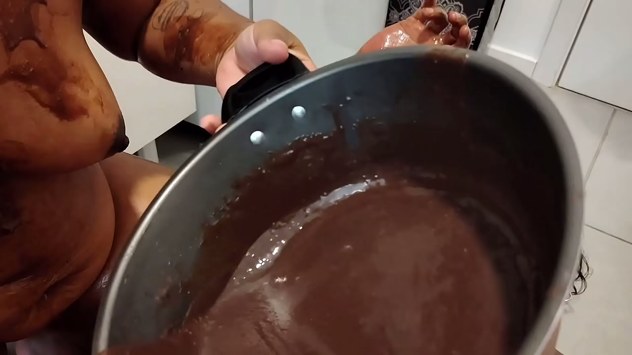 Uma linda an&atilde_ fodida pelo coelhinho da p&aacute_scoa