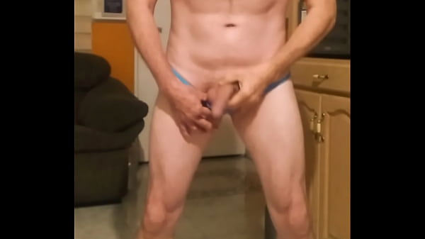 Download Video - Baile striptease con tanga de elefante terminando desnudo&period;