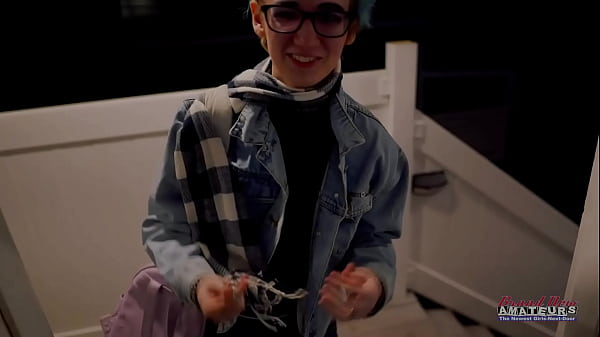 MADURITA SE EMBADURNA LA PANOCHA PARA SER PENETRADA