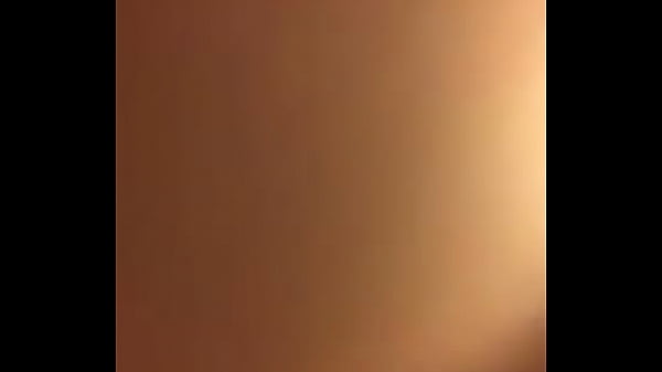 Weiße Hündin Saugt Mich