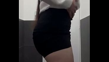 スカート姿のセクシーなメキシコ人秘書が、大きな尻を露わにして制服を脱ぎ捨て、膣を見せつけ、尻を大きく広げる。彼女はとても興奮している。
