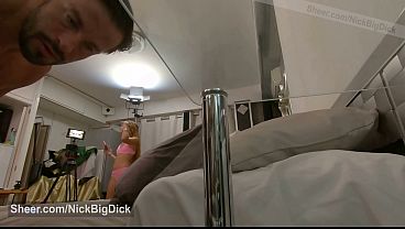 Quedo con una chica del Tinder y tenemos sexo juntos