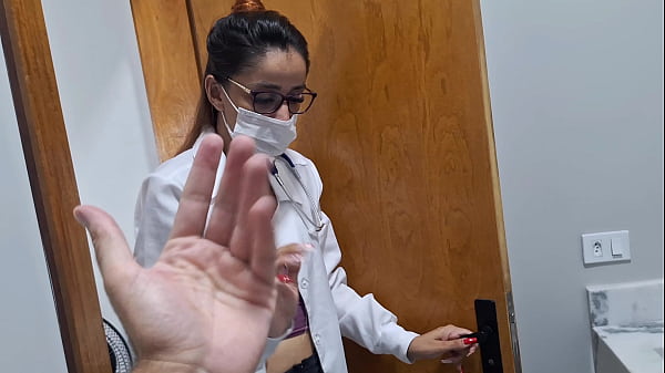 Download Video - Enfermeira casada trai marido com funcion&aacute;rio no banheiro do hospital&excl;