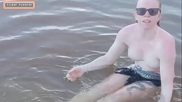 Download Video - Fizemos sexo com estranho na praia ele deixou n&oacute;s duas toda fodida