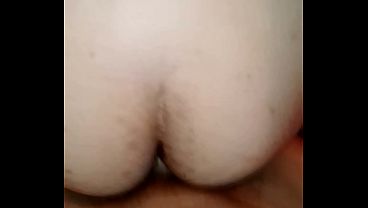 COMENDO A GRÁVIDA NO BANHEIRO DA VÓ DELA