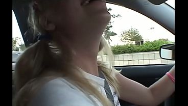 小さな胸のリトルサマーと車の中での指遊び