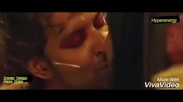 Hrithik Roshan and Pooja Hegde Hot Kiss In Mohenjo Daro