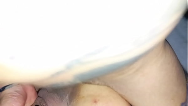 Download Video - Le met&iacute; un cubo de hielo por el culo