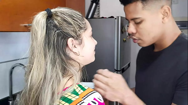 Download Video - Ver a mi hermanastra en la cocina me pone muy cachondo&period; Parte 1&period; Quiero chupar su rico co&ntilde;o