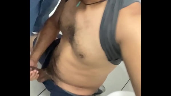 Caminhoneiros brincando no banheiro, o ajudante...