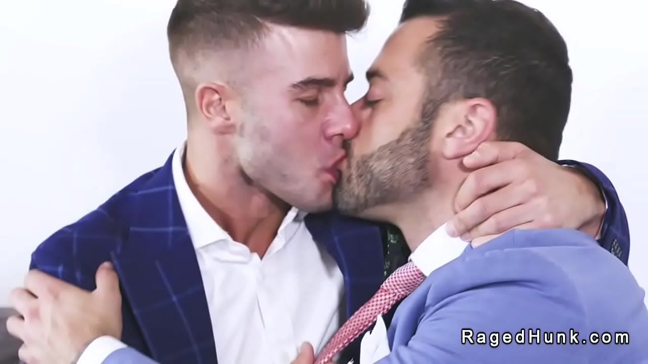 Gays en traje beso negro y follada anal en el sofá
                    anal sucking blowjob handjob guys bigcock analsex bigdick oral gay stud bareback male hunk rimming rimjob gaysex ragingstallion ragedhunk muchos negros