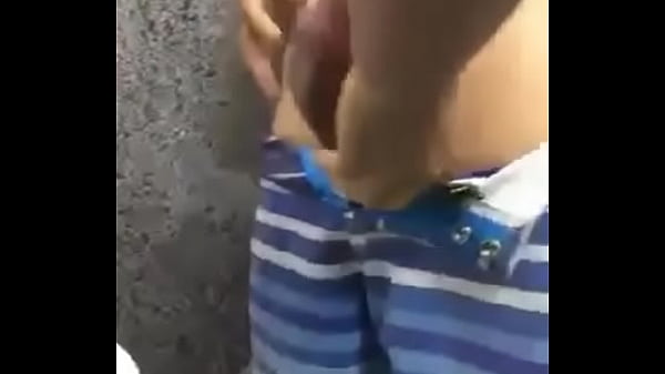 Batendo uma pro novinho de bermuda tactel