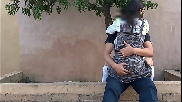 Download Video - Colegiala se pone caliente y folla en el parque con su novio