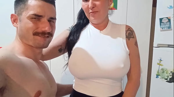 Coroa gostosona se deliciando com o pau do jove...