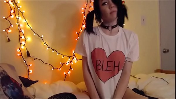 Novinha brincando com o namorado