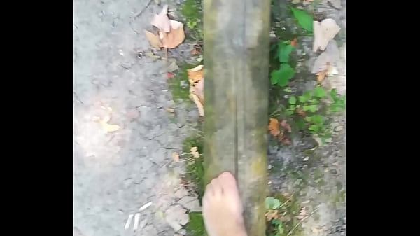 Outdoor Balancieren in Feinstrumpfhose