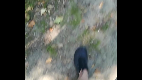 Outdoor Balancieren in Feinstrumpfhose