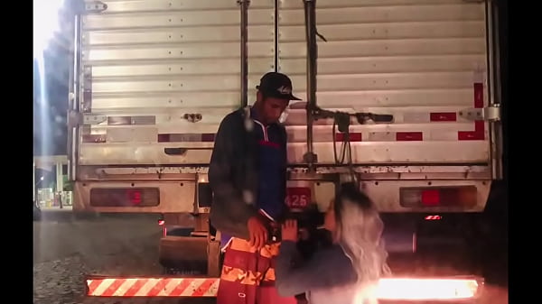 Download Video - CAMINHONEIRO COLOCOU A SAFADA PRA MAMAR NO POSTO DE GASOLINA