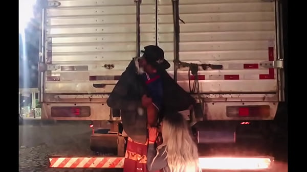 CAMINHONEIRO COLOCOU A SAFADA PRA MAMAR NO POST...