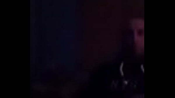 Str8 Chauve Sexy Serbe Jouit Sur Sa Jambe En Regardant Des Filles