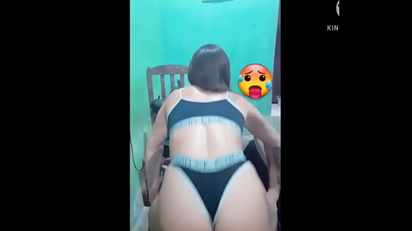 Branquinha rebolando de calcinha 1