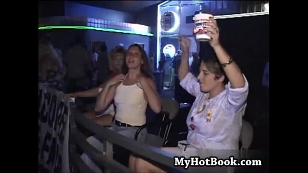 Il Est Temps De Se Rendre Au Quai Et De Regarder Un