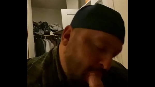 Sucer Un Homme Pendant Que Sa Femme Est Absente